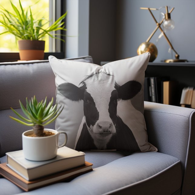 Almofada Noite em Preto e Branco da Vaca Quirky (This quirky cow pillow is sure to "mooove" you and will look so perfect in a glam rustic decor.)