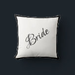 Almofada Noiva Black Script Chic Wedding<br><div class="desc">Um belo roteiro preto da Noiva e travesseiro para sua casa. Um presente de chá excelente. O presente de parabéns seria uma surpresa maravilhosa para a noiva. Excelente presente de casamento junto com travesseiro de noiva que oferecemos.</div>