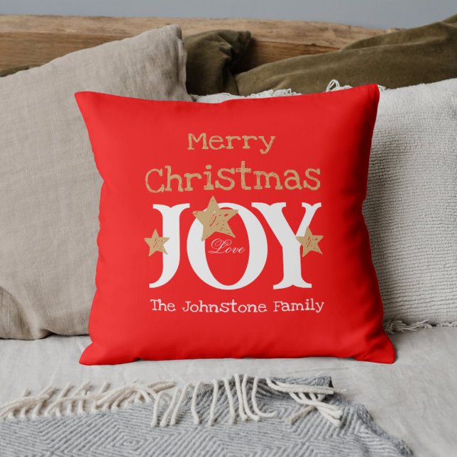 Almofada Nome da Família Feliz Natal Script Joy Red (Add a dash of extra Christmas Joy with these bright red, playful throw pillows.)