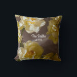 Almofada Nome da Família Floral Personalizado com Tulipas A<br><div class="desc">Flores amarelas elegantes rodeiam um nome e data personalizáveis da família,  criando uma almofada decorativa calorosa e atemporal. A fotografia é minha,  capturada com foco em luz natural,  suavidade e detalhes refinados. Um lindo presente personalizado para casamentos,  aniversários,  inaugurações ou decoração significativa para o lar.</div>