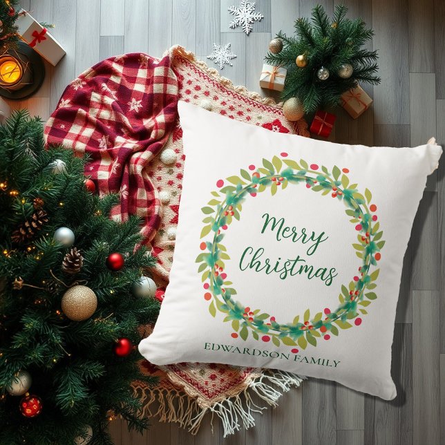 Almofada Nome da família russa Wreath Feliz Natal (Rustic wreath family name Merry Christmas Throw Pillow.
Very nice pillow for the holiday season.)
