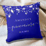 Almofada Nome das estrelas brancas azuis reais da Quinceane<br><div class="desc">Para uma elegante Quinceañera,  15. Uma cor azul-real de fundo. Decorado com estrelas brancas. Personalize e adicione um nome,  idade e data. Quinceañera é escrita com um estilo moderno,  escrito à mão,  com traços.</div>