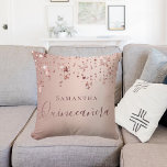Almofada Nome das estrelas rosa de Quinceanera<br><div class="desc">Um travesseiro para uma sala de Quinceañera,  com 15 anos de idade. Um fundo rosa dourado falso com estrelas cintilantes rosa douradas elegantes. O texto: Quinceañera é escrito em ouro rosa escuro com um grande estilo escrito à mão moderno. Tempate por um nome.</div>