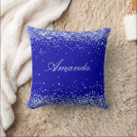 Almofada Nome de confetti azul real<br><div class="desc">Uma cor azul-real de fundo. Decorado com confete. Personalize e adicione um nome. O nome é escrito com um moderno estilo escrito à mão.</div>