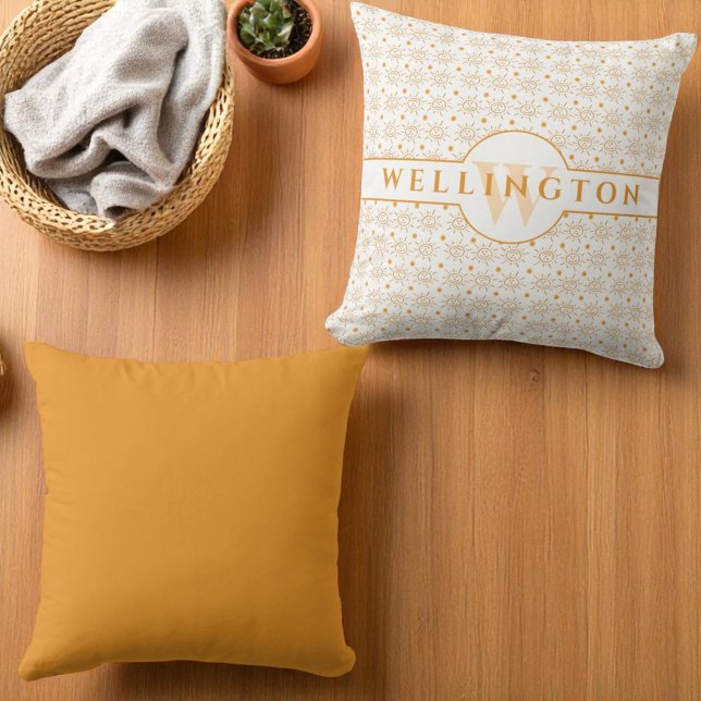 Almofada Nome de Monograma Divertido Sol Desenhado à Mão (Front and back throw pillow )