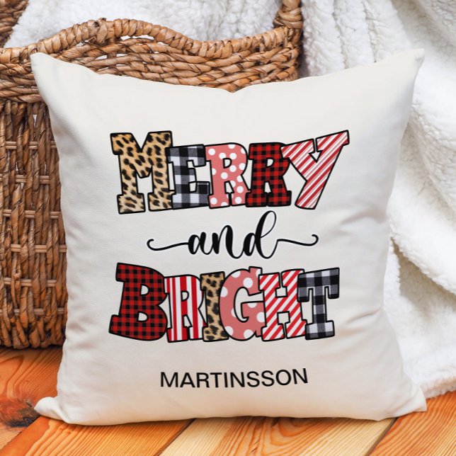 Almofada Nome de Xadrez de Cana de Açúcar Natal Feliz ("Merry and Bright" Christmas decorator pillow personalized with your name.)