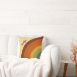 Almofada Nome do Arco-Íris do Groovy em Camada Retroativa M<br><div class="desc">Design do arco-íris retrô. Camadas arco-íris em cores mudas,  laranja,  vermelha e verde. Retrô de Groovy anos setenta presentes no arco-íris,  decoração domiciliar.</div>
