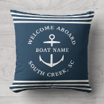 Almofada Nome do Barco Personalizado Moderno Bem-vindo a Bo<br><div class="desc">Travesseiro decorativo personalizado moderno e minimalista do nome do barco em azul empoeirado com listras náuticas e âncora lendo WELCOME ABOARD,  bem como nome da marina,  doca,  iate clube ou cidade.</div>