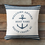 Almofada Nome do Barco Personalizado Moderno Bem-vindo a Bo<br><div class="desc">Travesseiro decorativo personalizado moderno e minimalista do nome do barco em azul empoeirado com listras náuticas e âncora lendo WELCOME ABOARD,  bem como nome da marina,  doca,  iate clube ou cidade.</div>