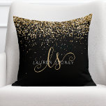 Almofada Nome do Monograma do Glitter Dourado<br><div class="desc">Travesseiro decorativo de Monograma Elegante Glitter Dourado. Personalize facilmente este design de travesseiro decorativo de chic com elegante brilho dourado em fundo preto. O design apresenta seu monograma manuscrito com espirais bonito e seu nome.</div>