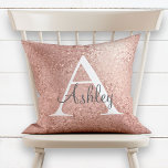 Almofada Nome do Monograma do Sparkle Dourado Rosa de Cobre<br><div class="desc">Travesseiro de Rosa de Cobre Dourado Sparkle Monograma Elegante. Este travesseiro giro e giro pode ser personalizado com o seu nome inicial e próprio. Você pode alterar a cor do texto e do estilo da fonte para personalizar ainda mais o design. Perfeito para o quarto de uma menina feminina! Você...</div>