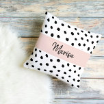 Almofada Nome do Monograma Moderno | Pastel Pink & Black Po<br><div class="desc">Nome do Monograma Moderno | Pastel Pink & Black Pontos</div>