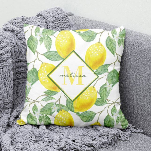 Almofada Nome do Padrão e Monograma da Árvore de Limão de A (Add a touch of ZEST to any room with our modern Lemons Pattern and Monogram Throw Pillow! )