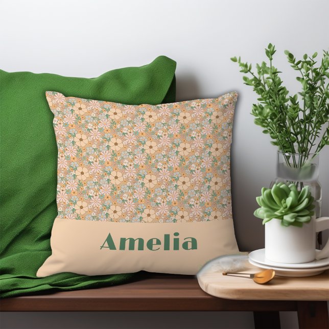 Almofada Nome do padrão floral bege pastel (Criador carregado)