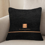 Almofada Nome monograma personalizado dourado preto elegant<br><div class="desc">Escritório de luxo com aparência exclusiva ou travesseiro decorativo monograma pessoal com um quadrado de ouro metálico esfregado em cobre, falso, com suas iniciais de nome de monograma e uma faixa de aparência metálica sobre uma textura de couro preto na moda (IMPRESSO). Adequado para pequenos escritórios, profissionais empresariais ou independentes,...</div>