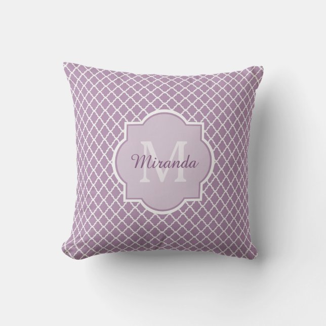Almofada Nome Monogrammed roxo de Quatrefoil da lavanda (Frente)