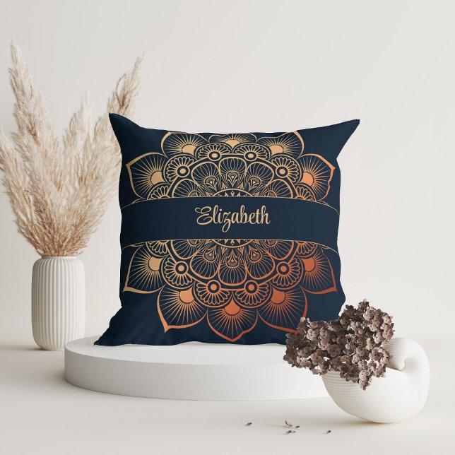 Almofada Nome Personalizado de Mandala Azul do Marinho Mode (Modern Navy Blue Mandala Custom Name Throw Pillow on white room with dry flowers.)