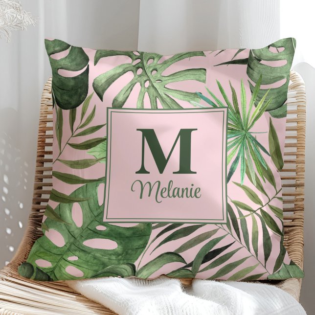 Almofada Nome personalizado de monstera tropical e inicial (Tropical Monstera Custom Name and Initial Throw Pillow in a sunny rattan armchair.)
