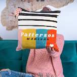 Almofada Nome Personalizado do Abstrato Colorido<br><div class="desc">Travesseiros decorativos de nomes personalizados de Abstrato coloridos As proteções apresentam um padrão de stripe colorido com seu nome personalizado em um simples script preto e branco em um fundo abstrato. Personalize editando o texto nas caixas de texto fornecidas. Presente perfeito para aniversário, Natal, Dia de as mães, irmã, primos,...</div>