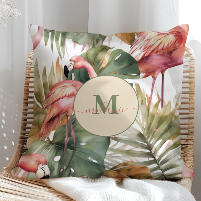 Almofada Nome Personalizado do Tropical Flamingo Monstera (Tropical Flamingo Monstera Custom Name Throw Pillow on a sunny rattan chair.)
