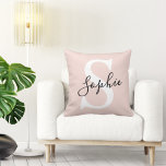 Almofada Nome Personalizado Moderno Monograma Pastel Rosa<br><div class="desc">Nome Personalizado Moderno Monograma Pastel Rosa</div>