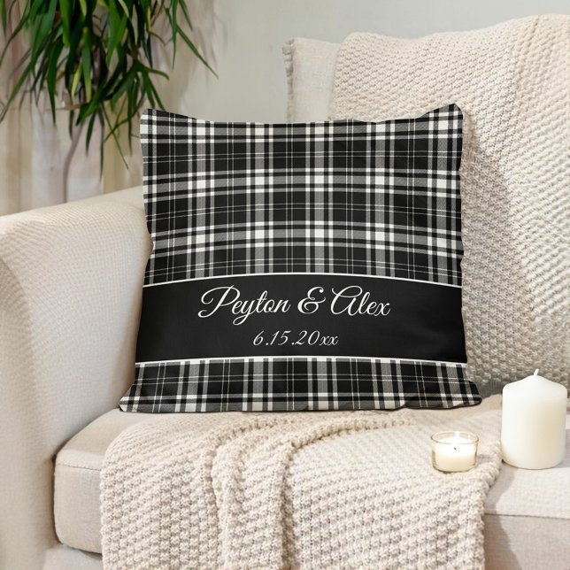 Almofada Nome Personalizado Xadrez Buffalo Preto e Branco (Personalized names/established date black white checkered, buffalo plaid pillow)