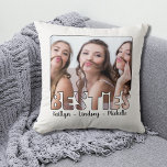 Almofada Nomes de Fotografia de Amigos de BESTIES Modernos<br><div class="desc">Crie um presente de fotografia único e memorável para os seus amigos ou BFF com esta design de BESTIES com fotografia divertida e título de tipografia, com nomes de scripts escritos à mão ou com o seu texto personalizado. DICA DA FOTO: para obter os melhores/mais rápidos resultados, selecione uma foto...</div>