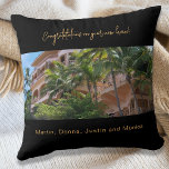 Almofada Nomes de fotos do aquecimento da casa em preto<br><div class="desc">Um fundo negro. Adicione uma foto da casa dos novos donos e seus nomes. Um presente de amigos ou agentes imobiliários para os presentes de seus clientes - parabéns em uma nova casa.</div>