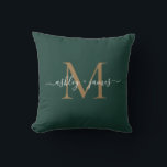 Almofada Nomes de Monograma de Ouro Elegante em Grafia Casa<br><div class="desc">Almofada chic com monograma personalizado com seus nomes e monograma em grafia manuscrita elegante em branco e tipografia moderna em ouro sobre um fundo verde escuro. Basta adicionar seus nomes e monograma. Exclusivamente projetado para você pelo Happy Dolphin Studio. Se precisar de ajuda ou produtos correspondentes, entre em contato conosco...</div>