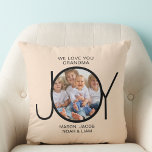 Almofada Nomes personalizados de netos Foto Vovó<br><div class="desc">Este travesseiro decorativo simples e na moda para sua avó é decorado com a palavra JOY e diz "We Love You Avó" em um fundo creme. Facilmente personalizável com sua foto e nomes de netos. Faz um presente perfeito para a vovó.</div>