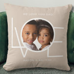 Almofada Nós Te Amo Foto Personalizada De Pai<br><div class="desc">Este Travesseiro de Fotografia do We Love You Pai é decorado com a palavra LOVE em tipografia branca em fundo bege. Facilmente personalizável com sua foto e seu nome. Perfeito como presente de Dia de os pais.</div>