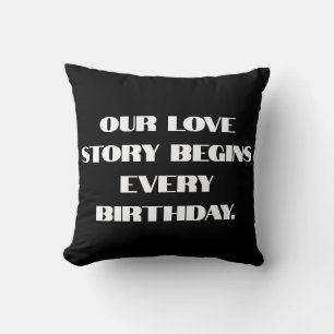Almofada Nossa história de amor começa todo aniversário.