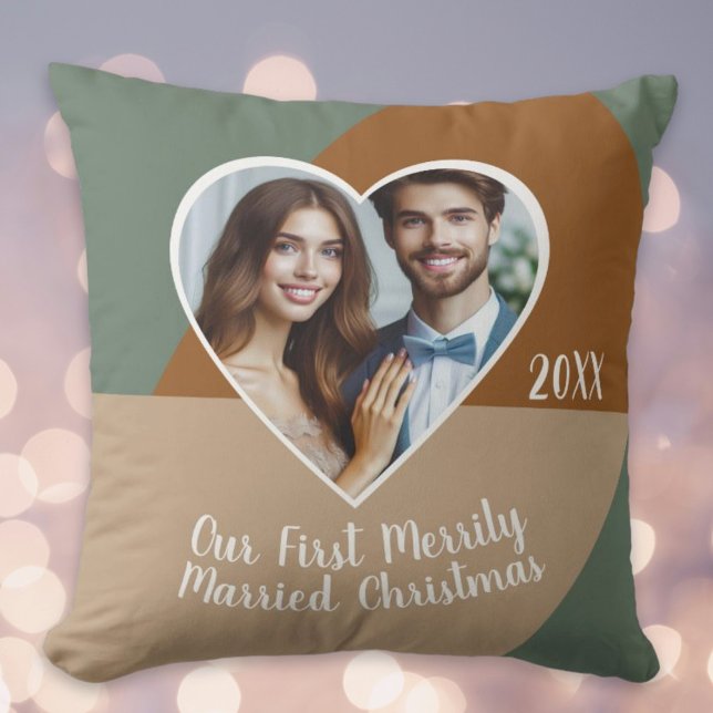 Almofada Nosso Primeiro Natal Alegremente Casados com Foto  (Our First Merrily Married Christmas Custom Photo Throw Pillow)
