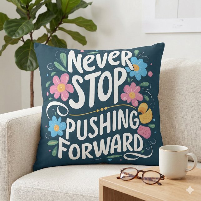 Almofada Nunca Pare de Avançar Tipografia Floral (Never Stop Pushing Forward Floral Typography Throw Pillow Mockup A)