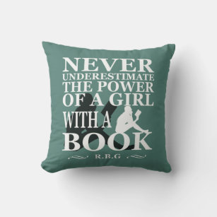 Almofada Nunca subestime o poder de uma garota com livro