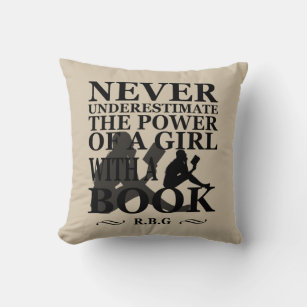 Almofada Nunca subestime o poder de uma garota com livro