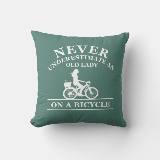Almofada Nunca Subestime Uma Velha Senhora Em Uma Bicicleta (Frente)