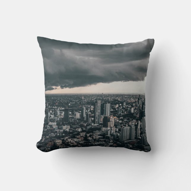 ALMOFADA NUVEM ESCURA ACIMA DOS EDIFÍCIOS DA CIDADE (Frente)
