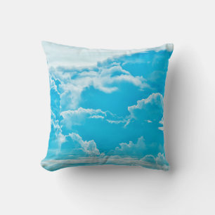 Almofada nuvens brancas e fundo azul claro do céu,panora