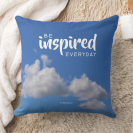 Almofada Nuvens Fluffy de Cotação Inspirativa num Céu Azul