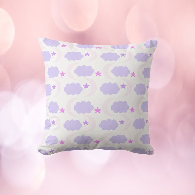 Almofada Nuvens Moon Crescentes Estrelas Padrão Púrpura Ros (A throw pillow with a pink and purple pattern of moons, clouds and stars)