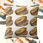 Almofada NYC Deli Breakfast Brunch Bagel Lox Capers Ceon<br><div class="desc">O travesseiro decorativo decorativo apresenta uma ilustração marcadora original de um bagel do estilo deli da NYC, tocado com queijo creme, lox de salmão, capers e cebola vermelha. Este design também está disponível em outros produtos. Muitas comidas adicionais de ilustrações temáticas também estão disponíveis neste compro. Não vê o que...</div>
