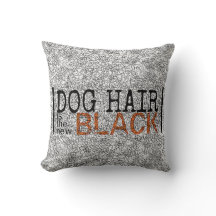 O cabelo de cão é o travesseiro decorativo preto