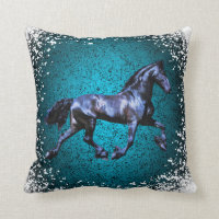O cavalo do frisão, garanhão preto da beleza, neva