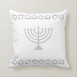 Almofada o CINZA branco & DE PRATA, MENORAH & as ESTRELAS<br><div class="desc">GUARNIÇÃO branca e cinzenta da ESTRELA DE DAVID do travesseiro de MENORAH pelo ~ SandyCloss~ de Sandy Closs do desenhista</div>