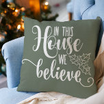 Almofada O Decor De Natal Nesta Assembleia Acreditamos<br><div class="desc">Festivo "nesta casa acreditamos" travesseiro decorativo de decoração.</div>