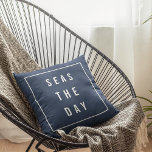 Almofada O dia do mar<br><div class="desc">Vestir a sua casa de praia,  casa costeira ou barco com este travesseiro decorativo náutico viciado em marinho clássico e branco. "Seas the Day" aparece em letras brancas modernas sobre um fundo azul marinho acentuado com uma borda branca.</div>