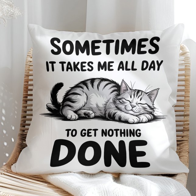 Almofada "O Dia Inteiro Sem Fazer Nada" Gato Preguiçoso Div ("All Day Doing Nothing" Funny Lazy Cat Throw Pillow in a sunny boho neutral rattan chair)