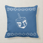 Almofada o MED AZUL & BRANCO, DREIDEL & as ESTRELAS<br><div class="desc">a ESTRELA DE DAVID azul e branca da GUARNIÇÃO da ESTRELA DE DAVID do travesseiro de Dreidel SUPORTA SOBRE pelo ~ SandyCloss~ de Sandy Closs do desenhista</div>
