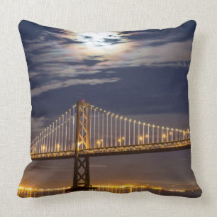 Almofada O moonrise hoje à noite sobre a ponte da baía